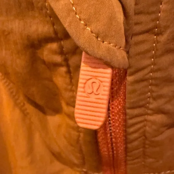 Lululemon EVERGREEN ANORAK size 6/ *Price to Reflect Condition* - Picture 8 of 12
